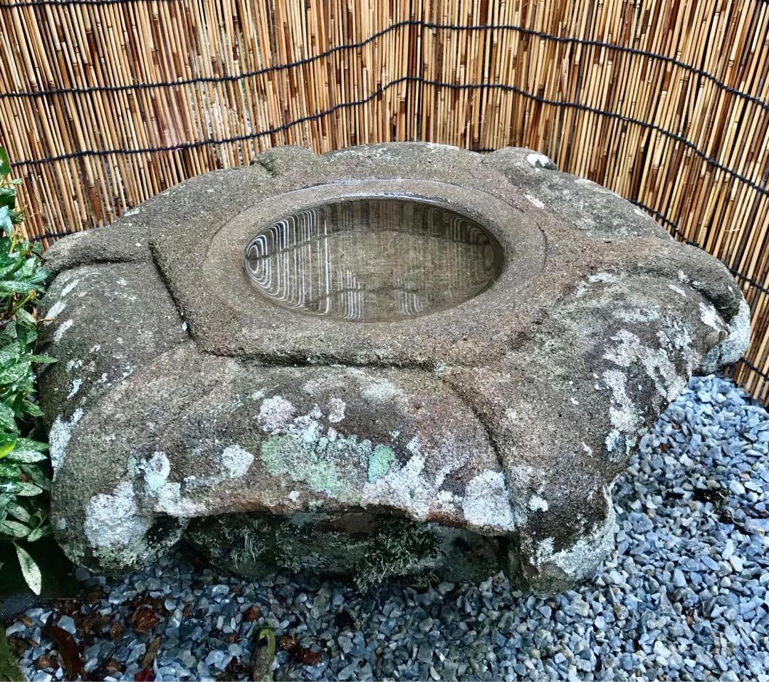 【天然石・蹲・見立て笠型水鉢・手水鉢・庭石３６kg】庭石オブジェ箱庭バードバス