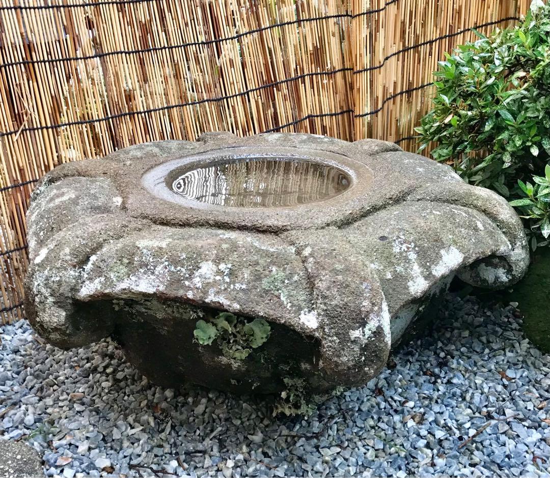 【天然石・蹲・見立て笠型水鉢・手水鉢・庭石３６kg】庭石オブジェ箱庭バードバス