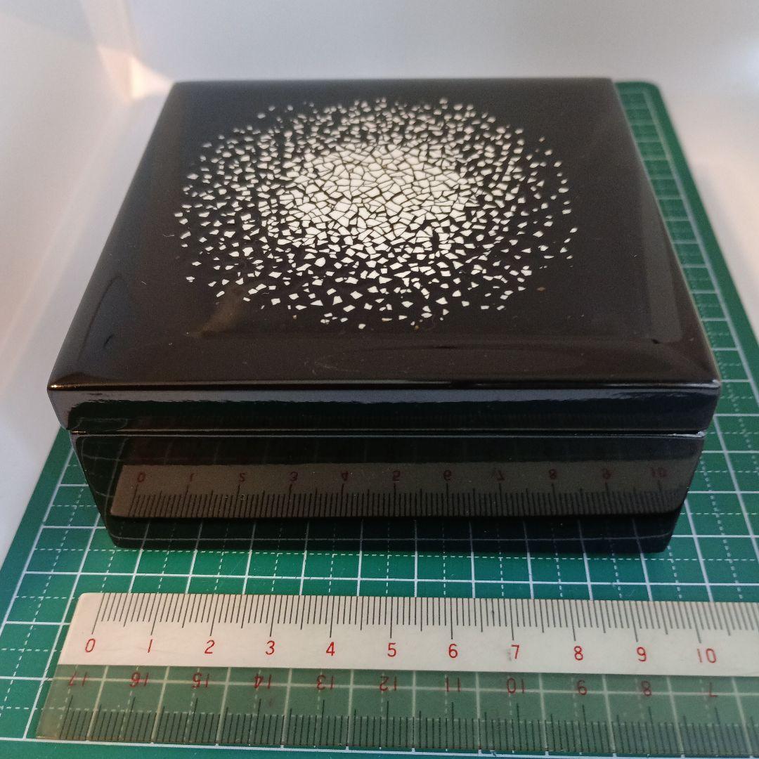 ベトナム共産党書記長：公賓訪日記念品 （ベトナム漆工芸　小物入れ、 装飾模様）