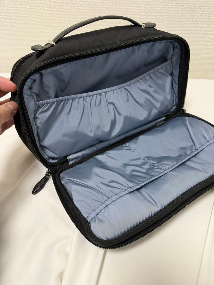 PRADA ブラックナイロンハンドバッグ