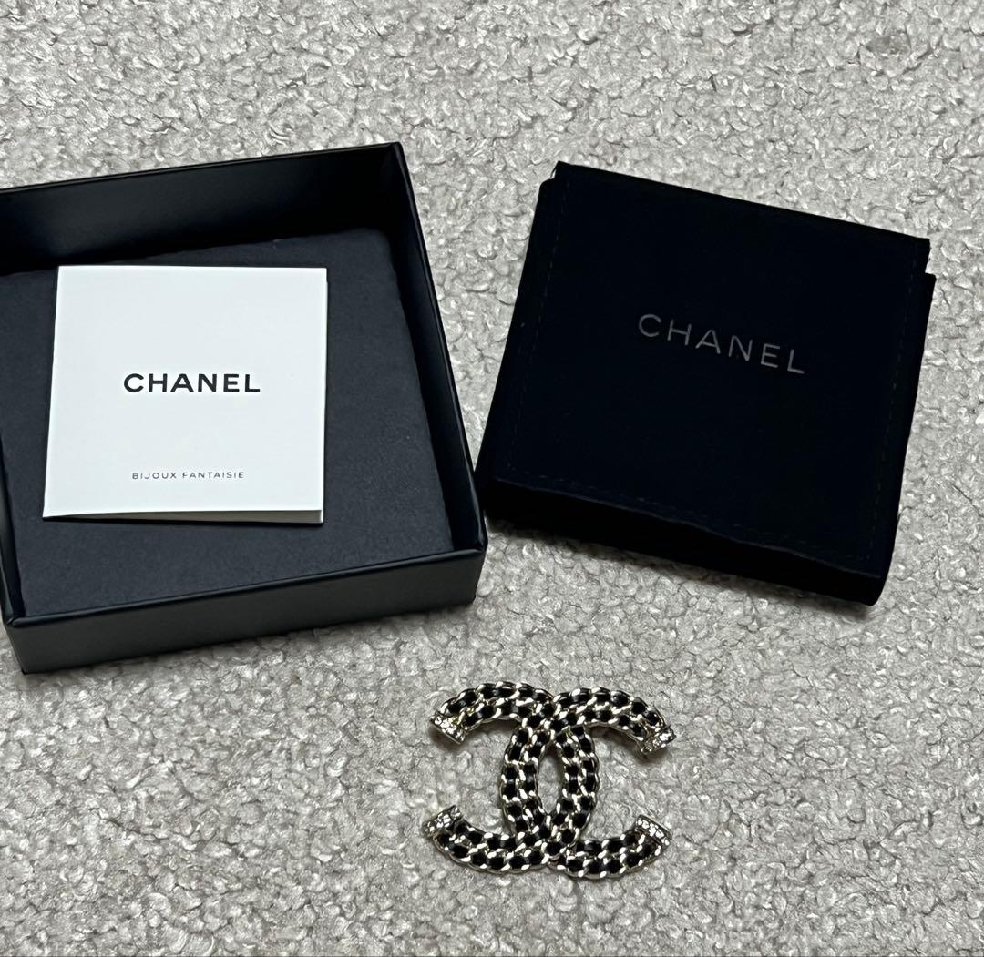 唯一ページ シャネル ブローチ 2点