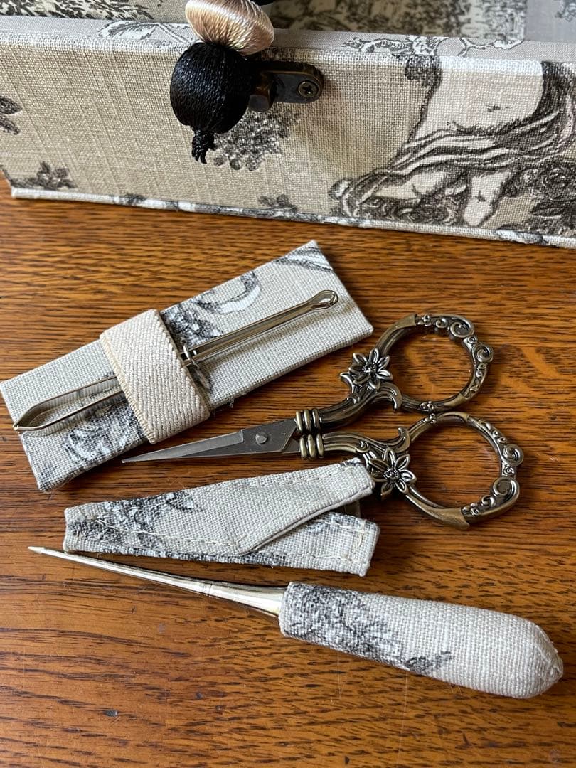 FUKUSUKEです　カルトナージュミニ裁縫箱