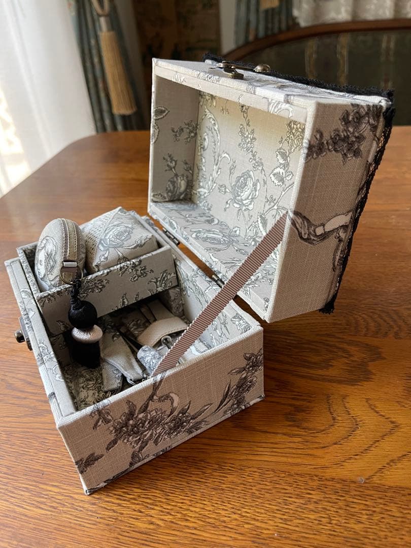 FUKUSUKEです　カルトナージュミニ裁縫箱