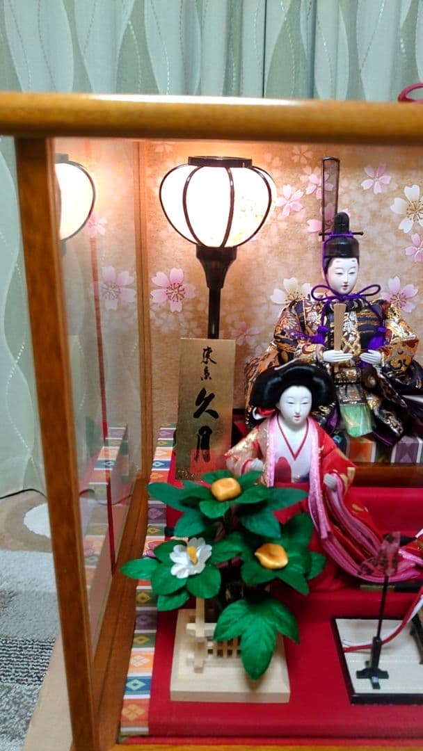 伝統的な雛人形 ガラスケース付き