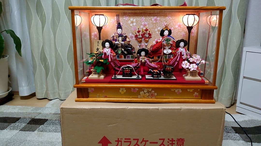 伝統的な雛人形 ガラスケース付き