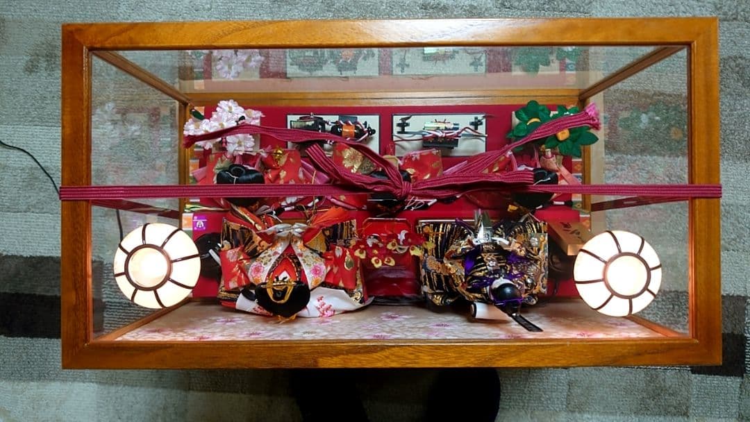 伝統的な雛人形 ガラスケース付き