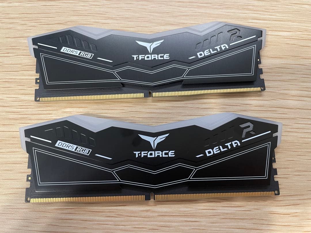 DDR5 6200MHz メモリ 16GB×2（計32GB） RGBライト付き。