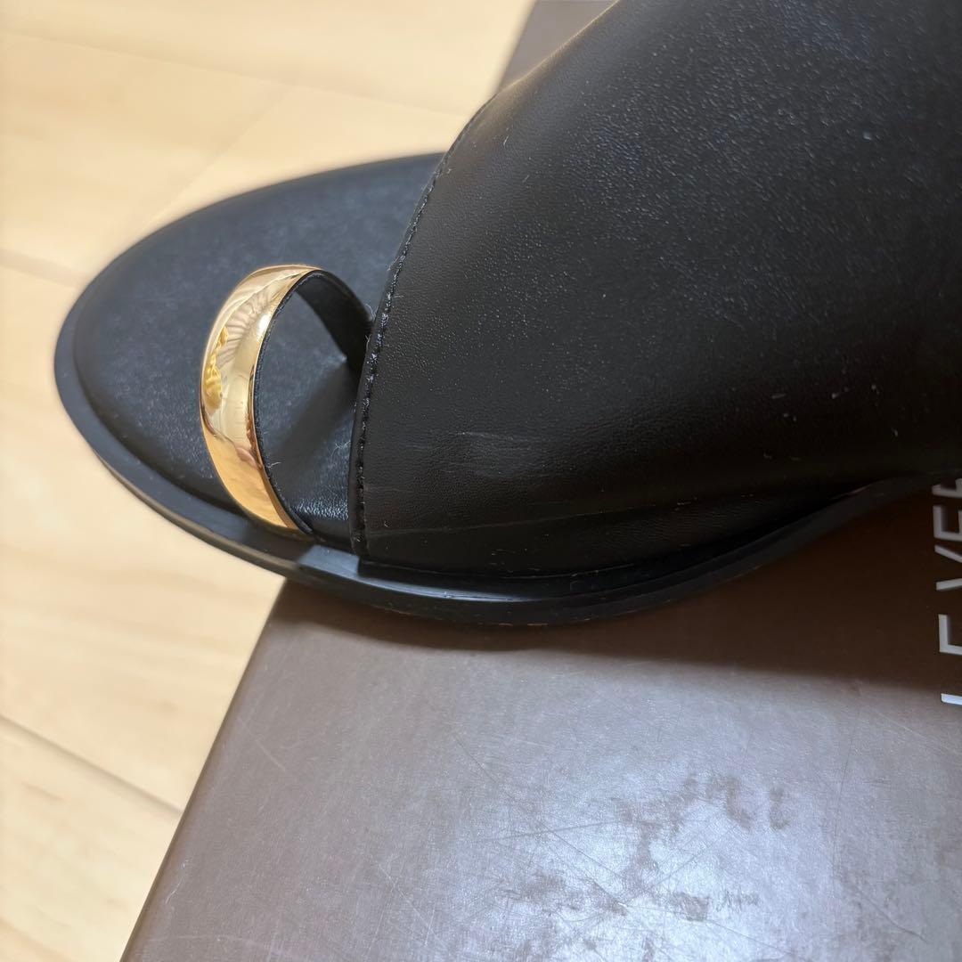 LE VERNIS ルベルニ Toe ring sandals