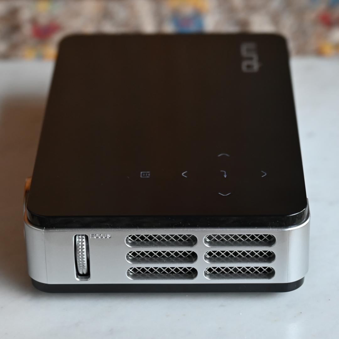 QUMI Q2（コンパクトプロジェクター）