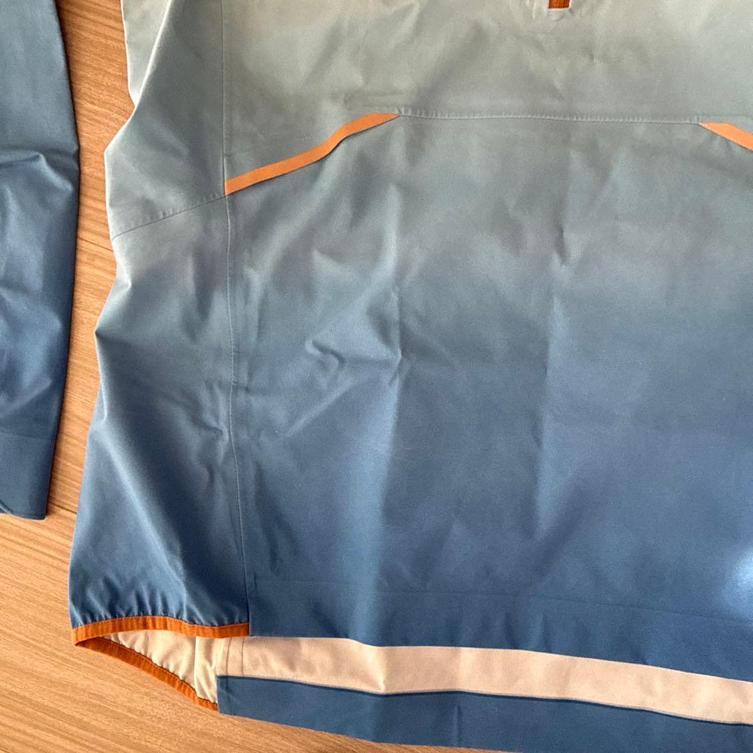 On グラデーション フード付きウィンドブレーカー