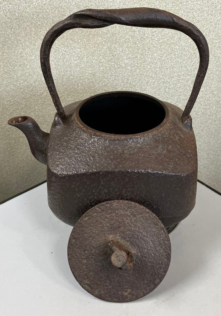 南部鉄器　四角型鉄瓶　小槌型の蓋　南部盛岡三厳堂