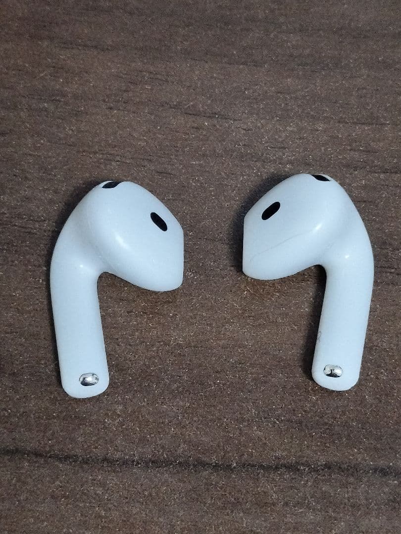 AirPods4（ANC）本体、イヤホン付 外装に汚れあり