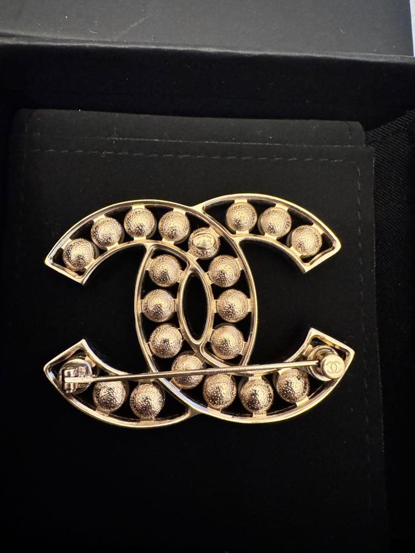 CHANEL パール付きロゴブローチ 箱付き
