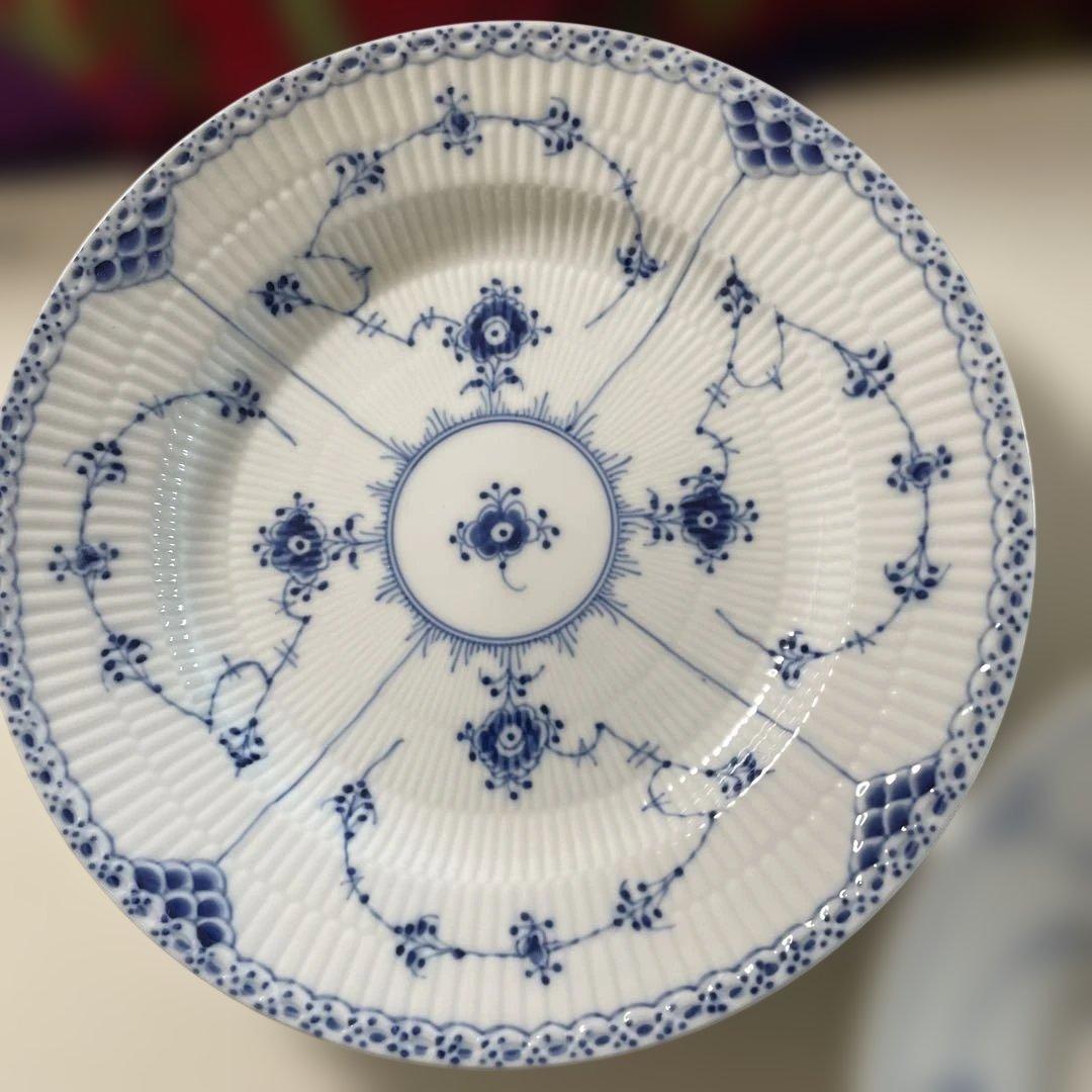 ロイヤルコペンハーゲンディナー皿 同寸、柄違い２枚 25.5×4 デンマーク製