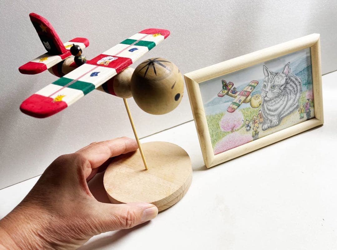 木製オリジナルこけし飛行機とオリジナル絵画（by ShuzSaya/絵本作家￼)