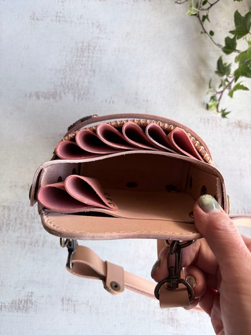 ヌメ革ナチュラル、ローズ型押しの大容量シザーケース