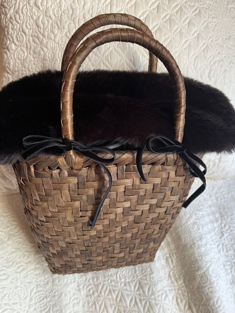 かごや　未使用　冬用　フェイクファー蓋付きくるみ籠　網代編み　　リネン巾着袋付き