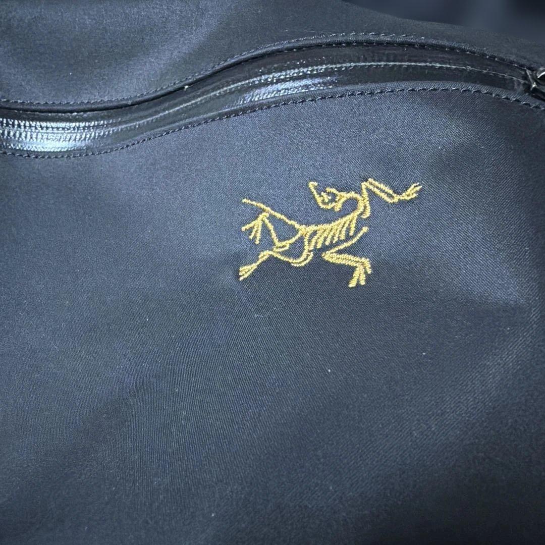 【アークテリクス】アロー8 ロゴ 刺繍 ショルダーバッグ 黒 止水ファスナー