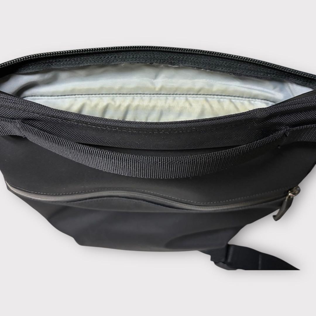 【アークテリクス】アロー8 ロゴ 刺繍 ショルダーバッグ 黒 止水ファスナー