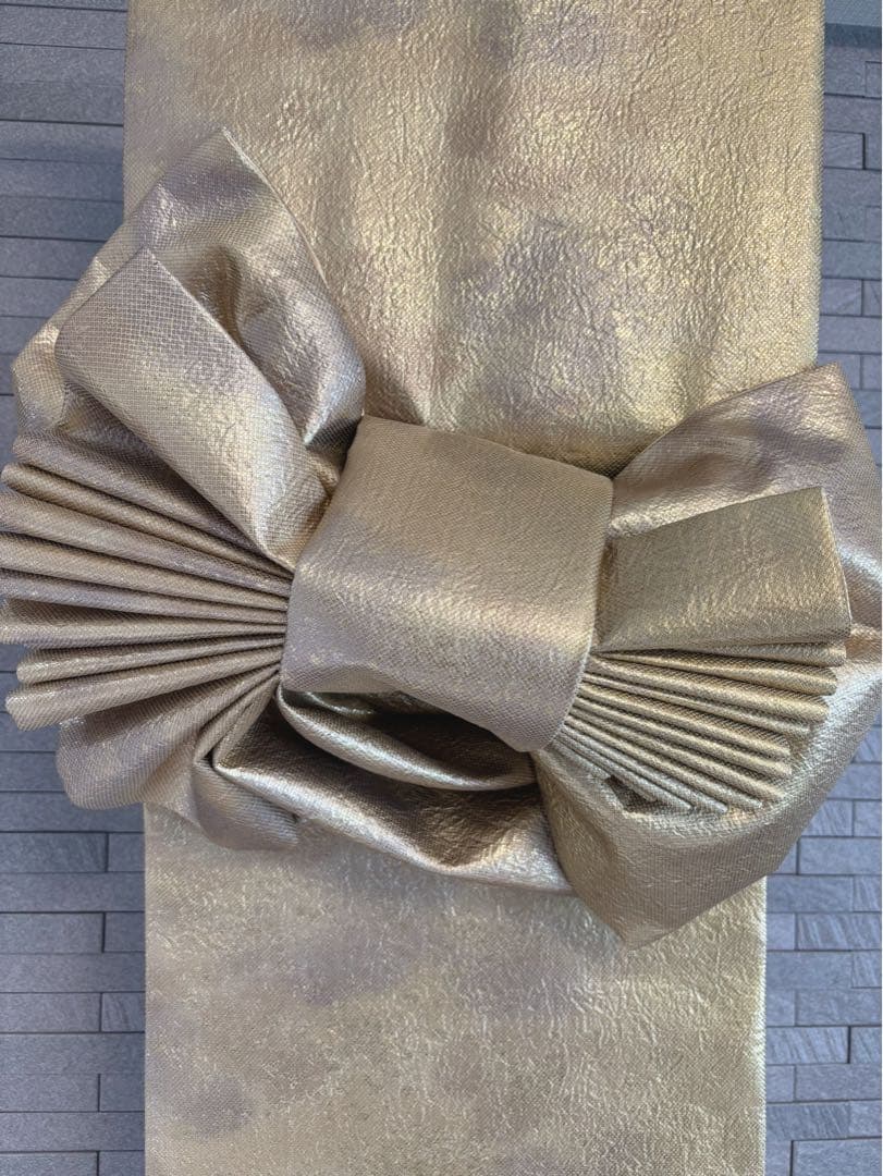 帯をリメイクした飾り結びのあるタペストリー