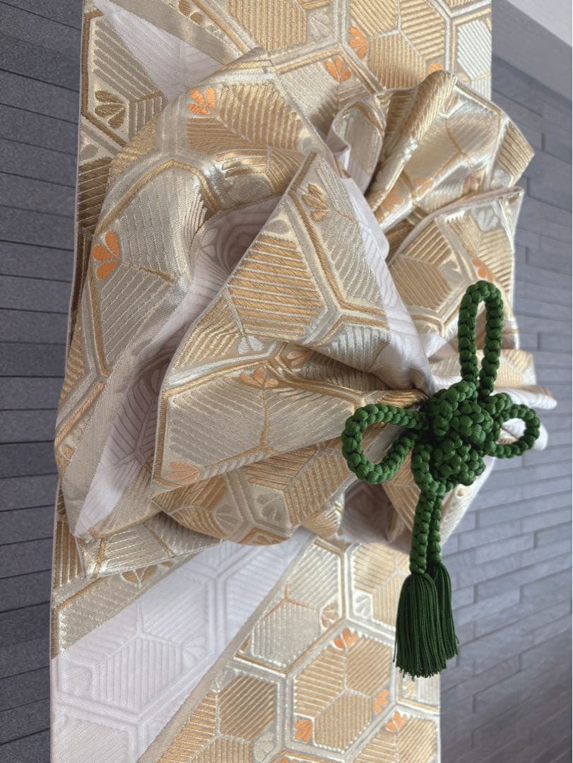 帯をリメイクした飾り結びのあるタペストリー