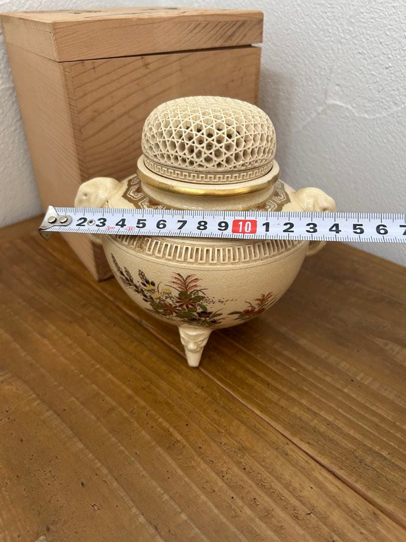 薩摩焼　香炉 花柄 ふた付き　白薩摩 三足 透かし蓋 箱