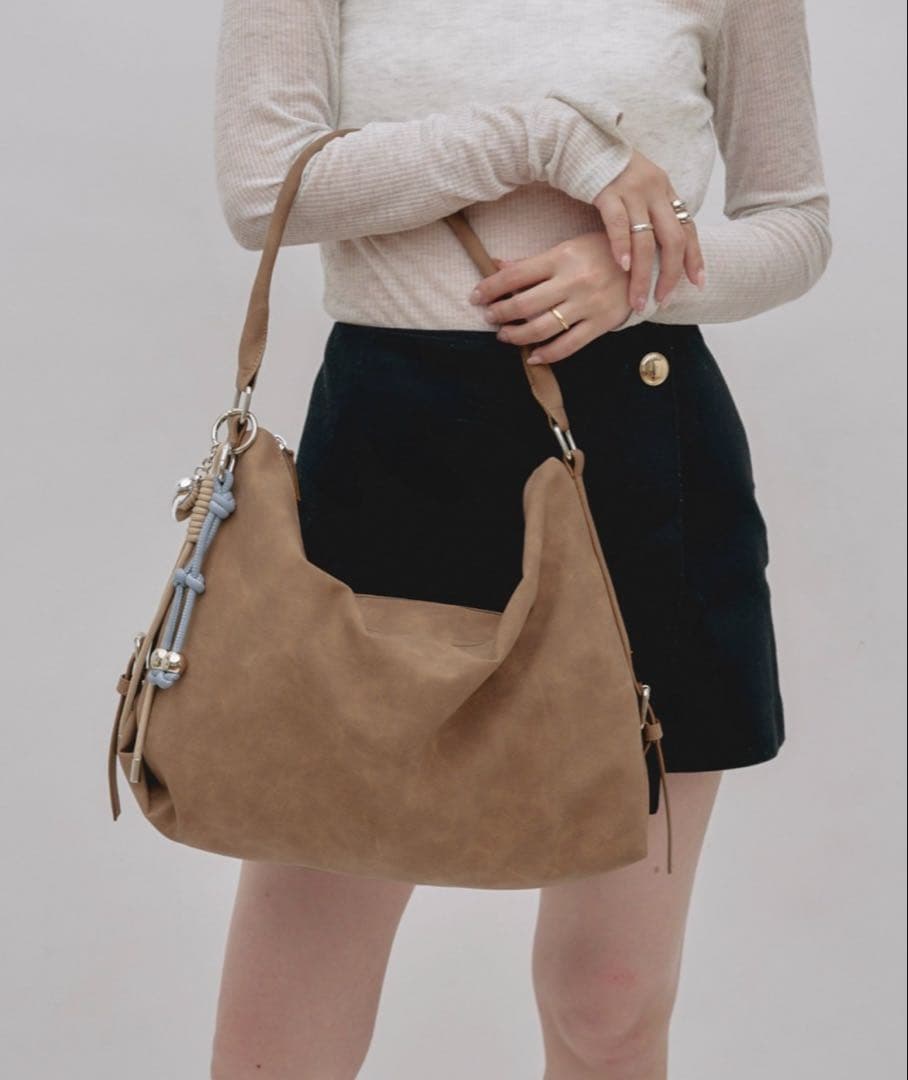 【yomo企画】チャーム付きワンハンドルベルトデザインバック