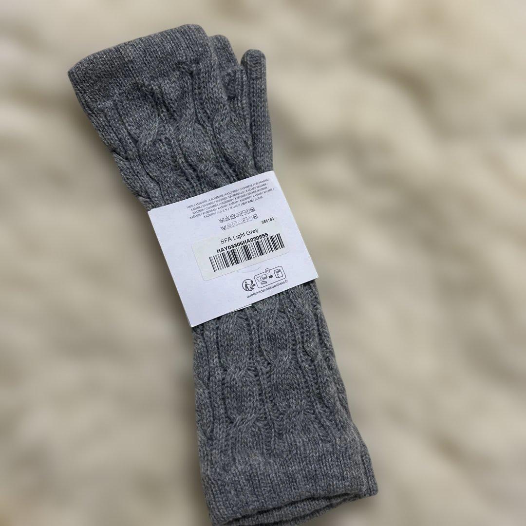 Johnstons of Elgin グレー ケーブル編み手袋