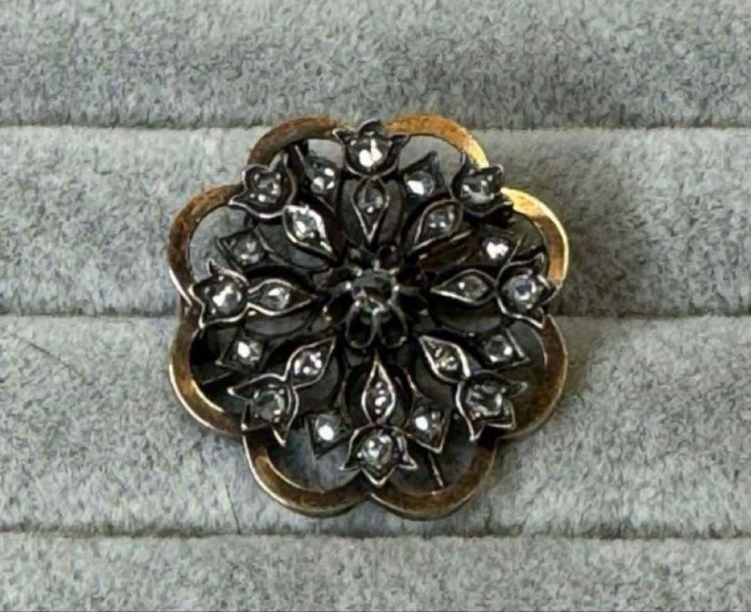 フランス　アンティーク　18金　ブローチ 花型　沢山のローズカットダイヤ。