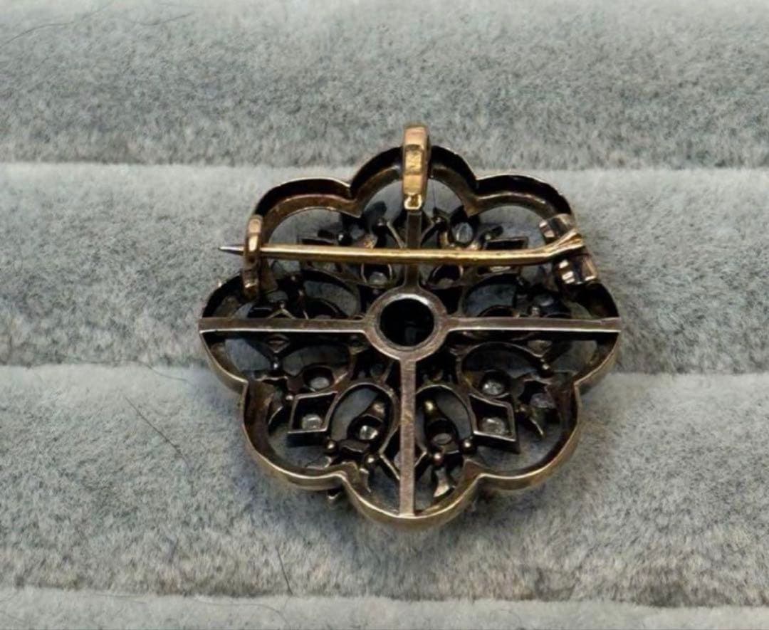 フランス　アンティーク　18金　ブローチ 花型　沢山のローズカットダイヤ。