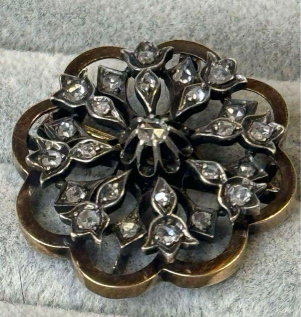 フランス　アンティーク　18金　ブローチ 花型　沢山のローズカットダイヤ。