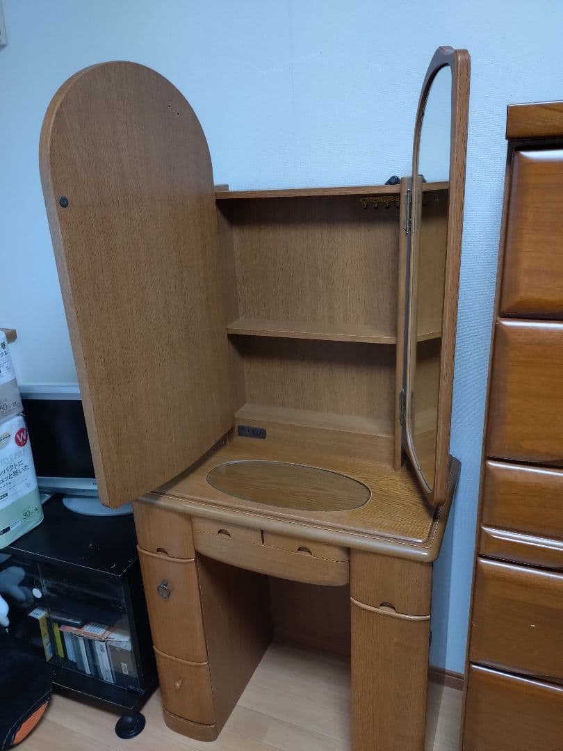 木製 三面鏡ドレッサー（収納たっぷり・鏡裏収納・コンセント付き）