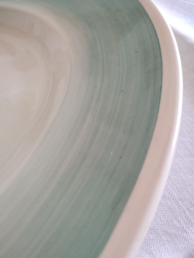 スージークーパー　スワンシースプレー　オーバル皿　グリーン刷毛塗　貫入なし