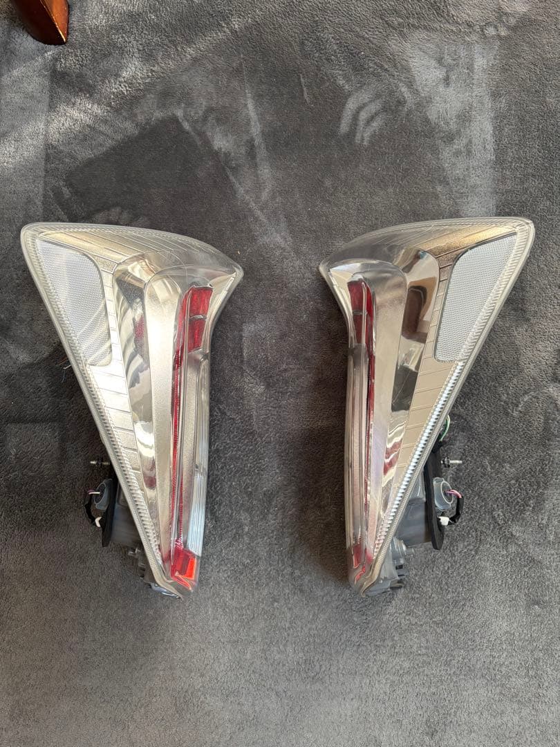 プリウス30後期トヨタ純正テールライト 左右セット 美品