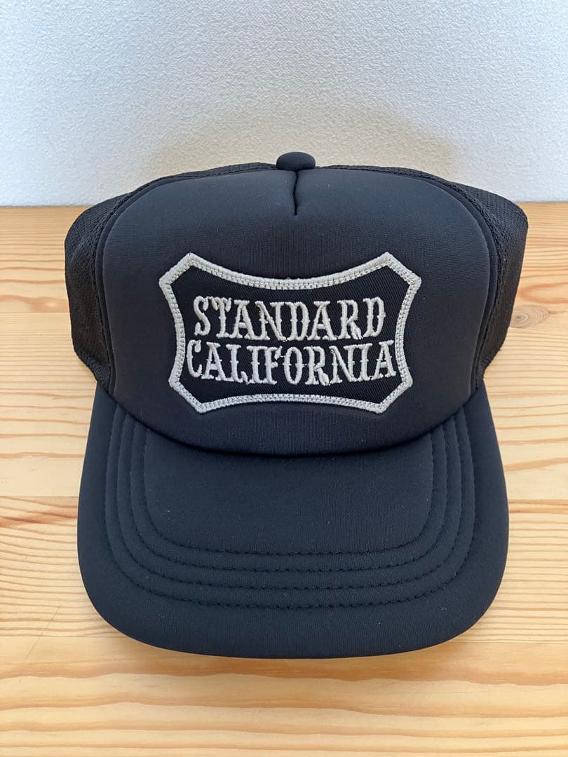スタンダードカリフォルニア　ベーシックロゴパッチメッシュキャップ