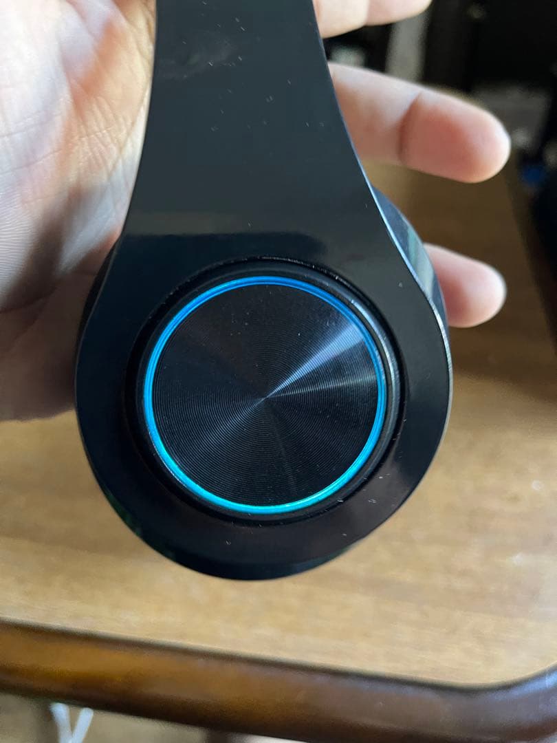 ヘッドフォンこれは、ヘッドフォンであり、充電器も接続されてワンプライスです