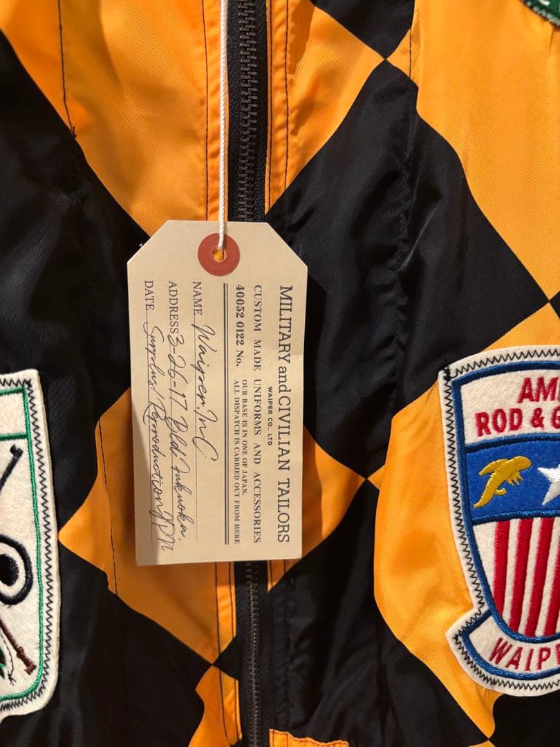 オレンジと黒のチェック柄ナイロンジャケット