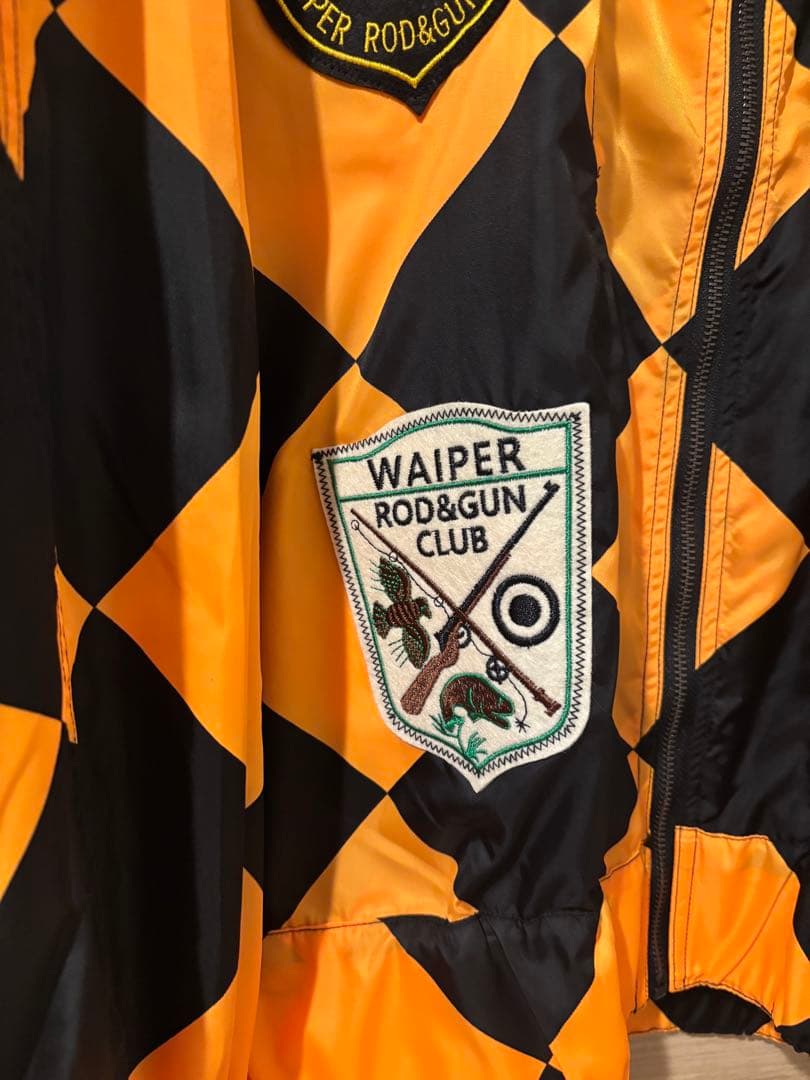 オレンジと黒のチェック柄ナイロンジャケット