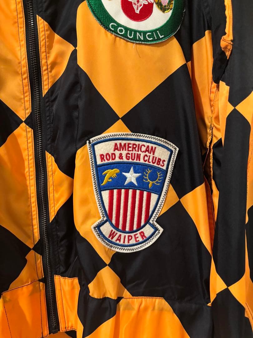 オレンジと黒のチェック柄ナイロンジャケット