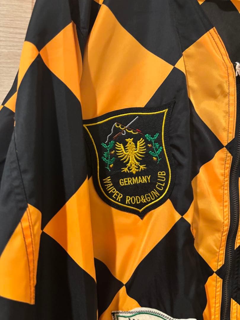 オレンジと黒のチェック柄ナイロンジャケット