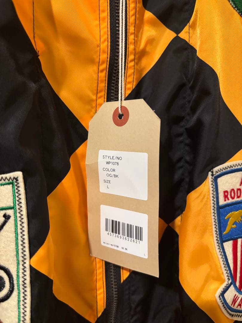 オレンジと黒のチェック柄ナイロンジャケット