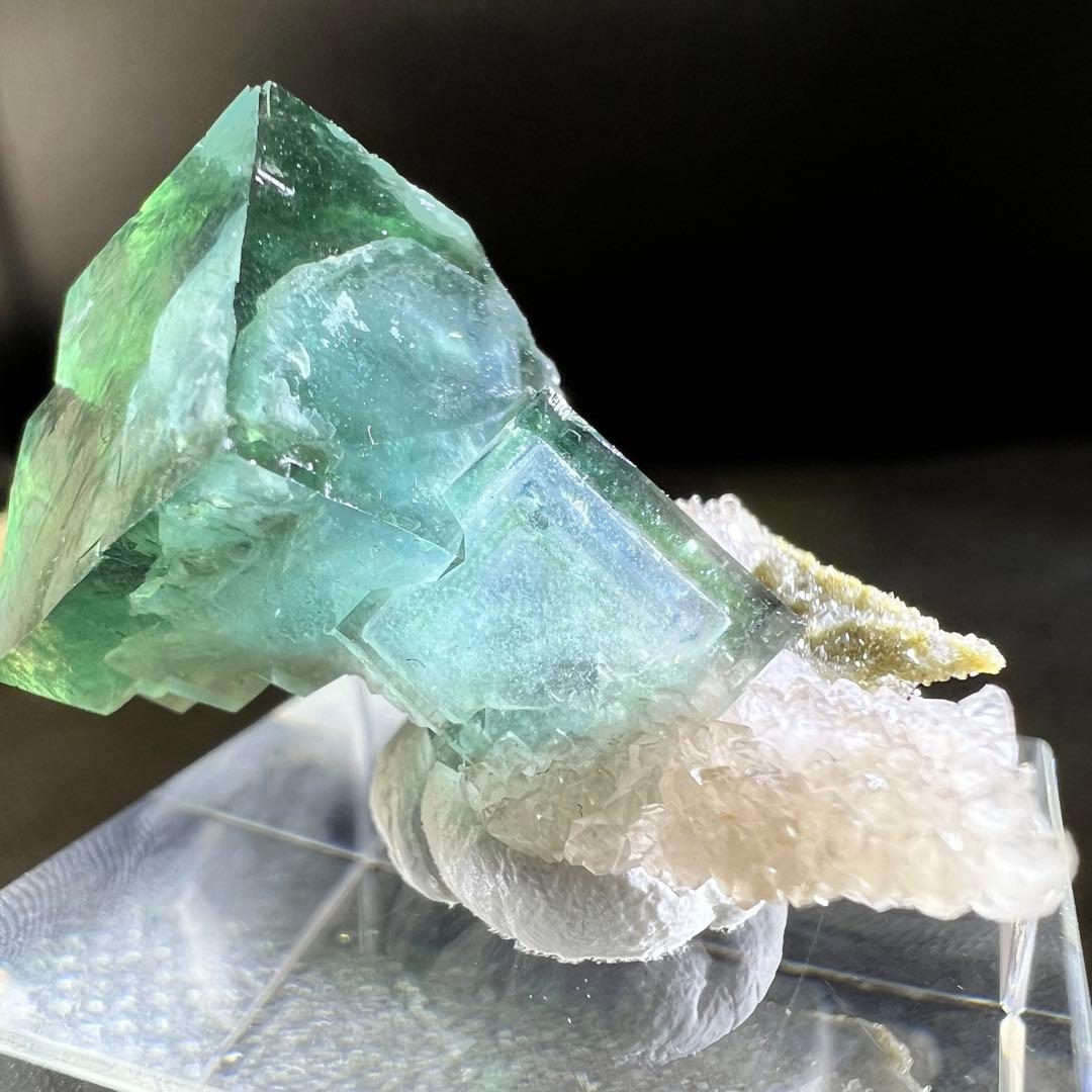 ヤオガンシャン産　クォーツ共生ブルー、グリーンゾーニング　二重結晶？フローライト