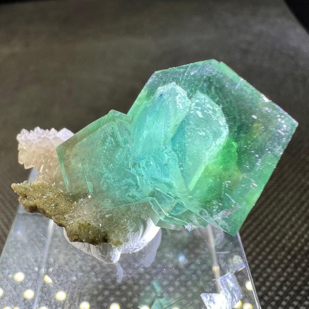 ヤオガンシャン産　クォーツ共生ブルー、グリーンゾーニング　二重結晶？フローライト