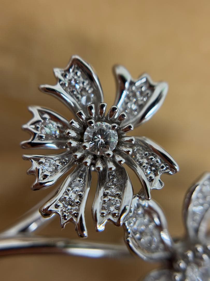 満月　K18WG お花モチーフダイヤモンドブローチ
