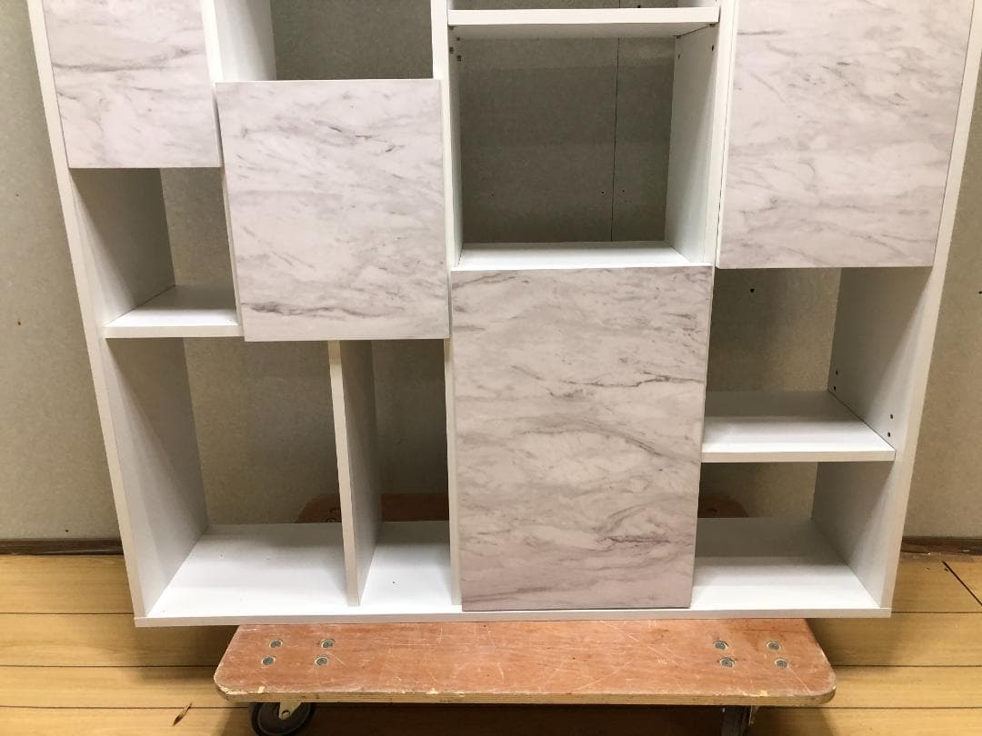 LOWYAの大理石風　本棚 シェルフ ディスプレイ 縦型 250414-11