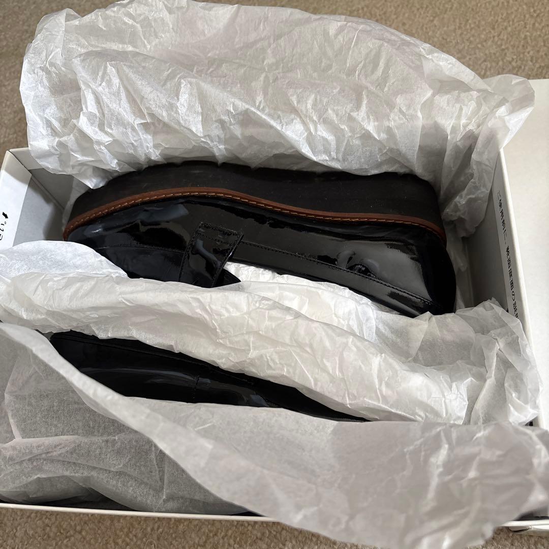 アワーホーム　OUR エナメルレザー のローファーシューズ