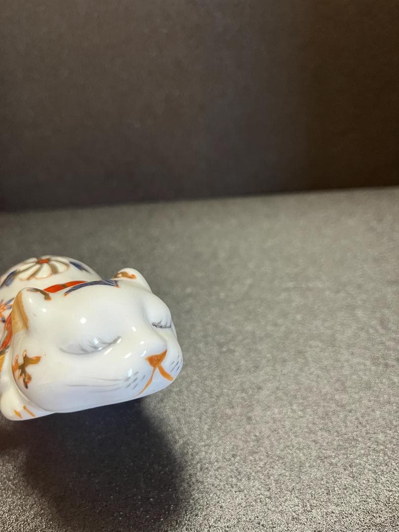 ■　伊万里 陶器 金彩 眠り猫 猫 縁起物 置物 飾物　■