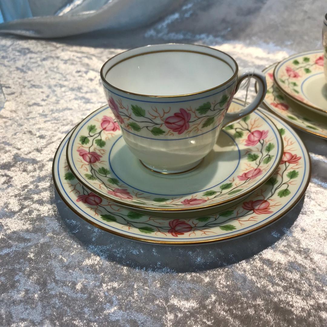 ウエッジウッドのトリオ　銘有　金彩　花柄　2組セット