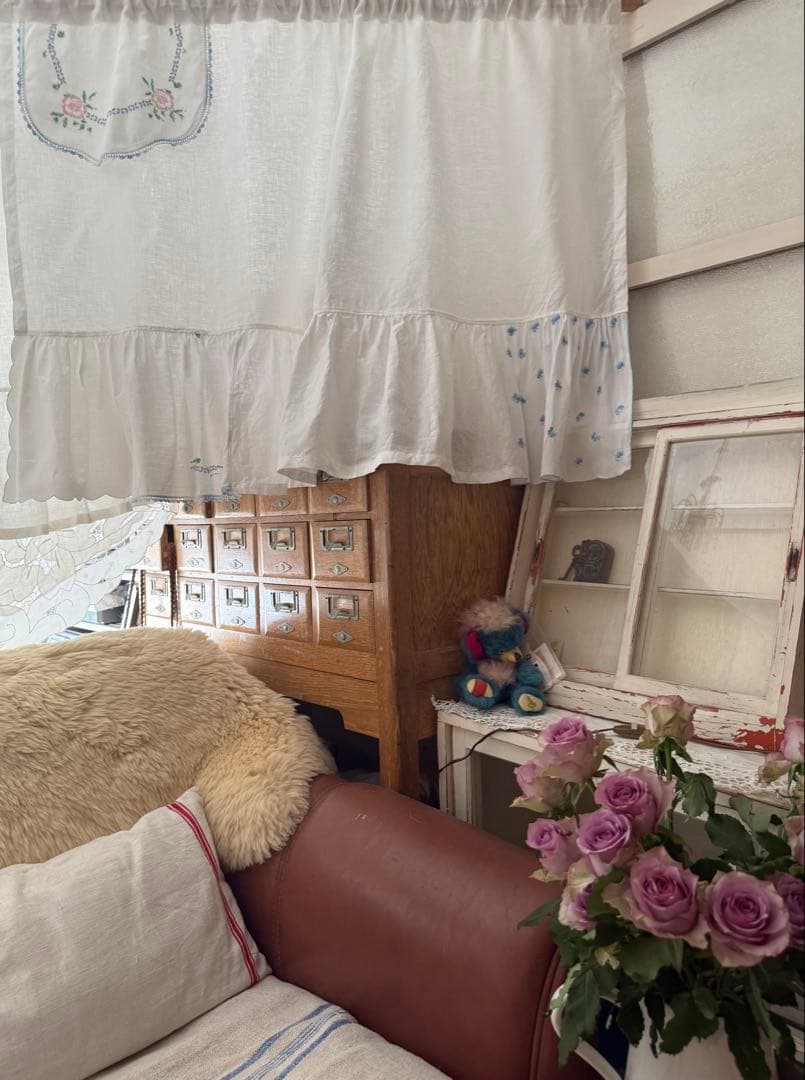 ナチュラルリネンとアンティーク刺繍のふりふりカーテン