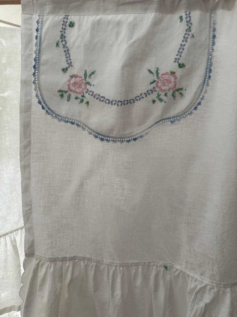 ナチュラルリネンとアンティーク刺繍のふりふりカーテン